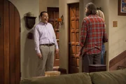 Alan wird aus der Nervenklinik entlassen und hat mit einigen Anstrengungen zu k&auml;mpfen. Alan (Jon Cryer, l.), Walden (Ashton Kutcher, M.) und Lyndsey (Courtney Thorne-Smith, r.) ...