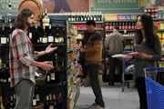W&auml;hrend Alan mal wieder in Geldnot ist, lernt Walden (Ashton Kutcher, l.) beim Einkaufen die h&uuml;bsche Engl&auml;nderin Zoey (Sophie Winkleman, r.) kennen und verabredet sich mit ihr ...