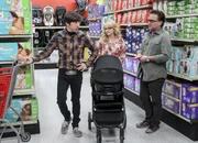 Nachdem Leonard sich von Penny und Raj ausgeschlossen f&uuml;hlt, probiert er bei Bernadette und Howard Anschluss zu finden ...