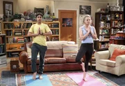 Gemeinsam finden Penny (Kaley Cuoco) und Raj (Kunal Nayyar) ihre innere Mitte.
