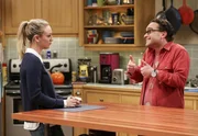 Als Penny (Kaley Cuoco) ihrem Ehemann Leonard (Johnny Galecki) erz&auml;hlt, dass sie ein Job Angebot von ihrem Ex-Freund bekommen hat, spr&uuml;ht dieser f&ouml;rmlich vor Begeisterung ...