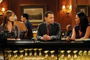 Bridget (Judy Greer, l.); Alan (Jon Cryer, Mitte)