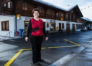 SRF bi de L&uuml;t Unser Dorf Folge 4 Kathrin Moser vor dem ehemaligen Dorfladen