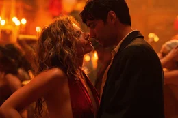 Nellie LaRoy (Margot Robbie, l.)