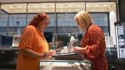 Carmen (li.) will bei einem Juwelier eine &Uuml;berraschung f&uuml;r ihren Dieter besorgen..