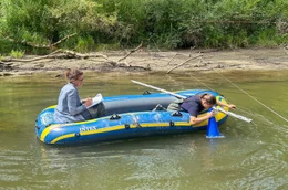 Die Auwaldforscherinnen Barbara Stammel (li.) und Veronika Ullmann (re.) untersuchen die Pflanzenbest&auml;nde am Grund eines Seitenarms der Donau bei Ingolstadt.