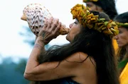 Ehulani Stephany ehrt die G&ouml;ttin Pele. Diese steht f&uuml;r die Zerst&ouml;rung von Land und zugleich f&uuml;r die Sch&ouml;pfung von Neuem.