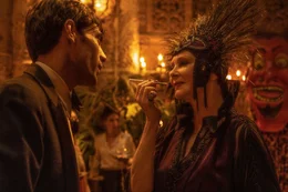 Beobachterin mit spitzer Feder: Manny Torres (Diego Calva), Elinor St. John (Jean Smart)