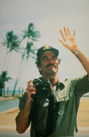 Die kleine Elizabeth h&ouml;rt einen Streit ihrer Eltern mit an. Die Auseinandersetzung eskaliert und artet in Handgreiflichkeiten aus, kurz darauf verl&auml;sst Greg das Haus. Etwas sp&auml;ter wird Elizabeths Mutter Debbie tot aufgefunden. Magnum (Tom Selleck) &uuml;bernimmt die Ermittlungen.