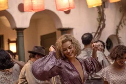 Nellie LaRoy (Margot Robbie, m.)