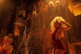 Nellie LaRoy (Margot Robbie, vorne)
