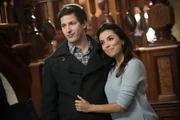 Jake Peralta (Andy Samberg, l.); Sophia Perez (Eva Longoria, r.)