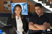 Jane Tennant (Vanessa Lachey, l.); Nick Torres (Wilmer Valderrama, r.)