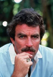 Thomas Sullivan Magnum (Tom Selleck) lebt auf Hawaii, im G&auml;stehaus des ber&uuml;hmten Schriftstellers Robin Masters ...