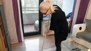 Marina (22) wischt den Fu&szlig;boden