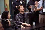 Rosa Diaz (Stephanie Beatriz, l.); Jake Peralta (Andy Samberg, r.)