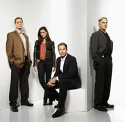 (6. Staffel) - Untersuchen Verbrechen, die auf irgendeine Weise mit der US-Navy oder dem Marine Korps zu tun haben: Tim McGee (Sean Murray, l.), Ziva David (Cote de Pablo, 2.v.l.), Anthony DiNozzo (Michael Weatherly, 2.v.r.) und Leroy Gibbs (Mark Harmon, r.) ...
