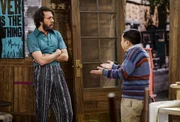 Oleg (Jonathan Kite) und Han (Matthew Moy) versuchen sich im Bauwesen, nachdem sie sich in die Bauarbeiten in der Dessert Bar eingemischt haben. Oleg (Jonathan Kite) und Han (Matthew Moy) versuchen sich im Bauwesen, nachdem sie sich in die Bauarbeiten in der Dessert Bar eingemischt haben.
