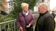 Silvia und Harald wollen ein Liebes-Schlo&szlig; an einem Br&uuml;ckengel&auml;nder anbringen