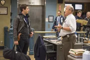 Jake Peralta (Andy Samberg, l.); Hitchcock (Dirk Blocker, r.)