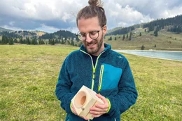 Federico Stefani mit seinem Vaia Cube: Der Holzw&uuml;rfel ist ein Handylautsprecher. F&uuml;r jeden verkauften Cube pflanzen die Firmengr&uuml;nder einen Baum.