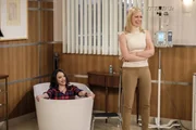 Am großen Tag der Dessert-Bar-Eröffnung warten noch einige gute und auch schlechte Überraschungen auf Max (Kat Dennings, l.) und Caroline (Beth Behrs, r.) ... Am großen Tag der Dessert-Bar-Eröffnung warten noch einige gute und auch schlechte Überraschungen auf Max (Kat Dennings, l.) und Caroline (Beth Behrs, r.) ...