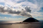 Der Stromboli auf der gleichnamigen Insel ist ein Vulkan mit einer einzigartigen, kontinuierlichen Aktivit&auml;t. Seit mehr als 2.500 Jahren spuckt er regelm&auml;&szlig;ig Asche und Lava.