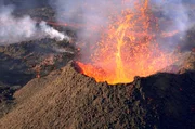 Für Vulkanologen ist die Lava der Schlüssel zum Verständnis von Vulkanen. Sich ihr anzunähern, ist allerdings eine Herausforderung. Für Vulkanologen ist die Lava der Schlüssel zum Verständnis von Vulkanen. Sich ihr anzunähern, ist allerdings eine Herausforderung.