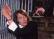 Kappmann, der korrupte Leiter der Zollabteilung, will Dr. Förster (Ina Rudolph) erschießen... Kappmann, der korrupte Leiter der Zollabteilung, will Dr. Förster (Ina Rudolph) erschießen...