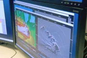 Im Pacific Tsunami Warning Center werden die seismischen Aktivitäten an den hawaiianischen Küsten mit Hilfe eines modernen Überwachungs- und Frühwarnsystems Tag und Nacht geprüft. Im Pacific Tsunami Warning Center werden die seismischen Aktivitäten an den hawaiianischen Küsten mit Hilfe eines modernen Überwachungs- und Frühwarnsystems Tag und Nacht geprüft.
