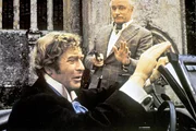 Milo Tindle (Michael Caine, li.) versucht zu fliehen, doch seinen Autoschl&uuml;ssel hat der bewaffnete Andrew Wyke (Laurence Olivier, re.).