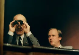 Oberstleutnant Anton Grubitz (Ulrich Tukur, rechts) nimmt Stasi-Hauptmann Gerd Wiesler (Ulrich M&uuml;he) mit zu einer Theaterpremiere.