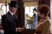 Detective William Murdoch (Yannick Bisson, li.), Mrs. Dewar (Lynne Griffin, re.)