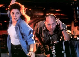 Gemeinsam mit seiner Frau Lindsey (Mary Elizabeth Mastrantonio, l.) versucht Bud (Ed Harris, r.), mit einer tauchf&auml;higen Bohrinsel ein versunkenes U-Boot aufzusp&uuml;ren ...