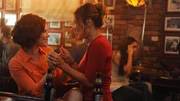 Callie (Kiele Sanchez, r.) feiert mit ihren Vorgesetzten Dr. Miranda Buckley (Kayla Mae Maloney) ihre bestandenen Pr&uuml;fungen f&uuml;r das Staatsexamen.