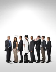 (10. Staffel) - Die Mitglieder des Naval Criminal Investigation Service: Leon Vance (Rocky Carroll, 4.v.r.), Tim McGee (Sean Murray, 3.v.l.), Dr. Donald Mallard (David McCallum, r.), Anthony DiNozzo (Michael Weatherly, 3.v.r.), Abby Sciuto (Pauley Perrette, 4.v.l.), Leroy Gibbs (Mark Harmon, l.), Ziva David (Cote de Pablo, 2.v.l.) und Jimmy Palmer (Brian Dietzen, 2.v.r.) ... (10. Staffel) - Die Mitglieder des Naval Criminal Investigation Service: Leon Vance (Rocky Carroll, 4.v.r.), Tim McGee (Sean Murray, 3.v.l.), Dr. Donald Mallard (David McCallum, r.), Anthony DiNozzo (Michael Weatherly, 3.v.r.), Abby Sciuto (Pauley Perrette, 4.v.l.), Leroy Gibbs (Mark Harmon, l.), Ziva David (Cote de Pablo, 2.v.l.) und Jimmy Palmer (Brian Dietzen, 2.v.r.) ...