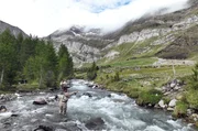Der Pfelderer Bach, umrahmt von hohen Bergen, l&auml;dt zum Fliegenfischen ein.