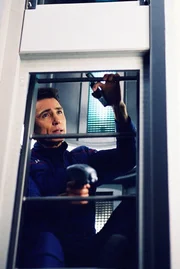 Lt. Malcolm Reed (Dominic Keating) gerät in Bedrängnis. Lt. Malcolm Reed (Dominic Keating) gerät in Bedrängnis.