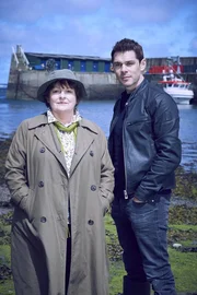 DCI Vera Stanhope (Brenda Blethyn, l.); DS Aiden Healy (Kenny Doughty, r.) DCI Vera Stanhope (Brenda Blethyn, l.); DS Aiden Healy (Kenny Doughty, r.)