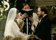 Al (Richard Kern, re.) und Trudy (Megan Cavanagh) werden von Nachbar Wilson (Earl Hindman) getraut.