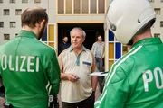 Erkl&auml;rungsbedarf! Georg Weiser (Joachim Kr&oacute;l, M.) im Gespr&auml;ch mit zwei Polizisten (Leon Ullrich, l.) und Moritz Berg. Im Hintergrund in der Kirchent&uuml;r stehen der Pfarrer (Raphael Rubino, l.) und Uwe (Andreas Hoppe, r.).