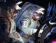 O&acute;Neill (Richard Dean Anderson, re.) und Teal&acute;c (Christopher Judge) versuchen die Naquadah-Bombe, die den Asterioden vor dem Aufprall auf die Erde zersprengen soll, zu entsch&auml;rfen...