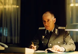 Stasi-Hauptmann Gerd Wiesler (Ulrich M&uuml;he) soll den Theaterschriftsteller Georg Dreymann bespitzeln. Noch ahnt er den wahren Grund f&uuml;r diesen Auftrag nicht...