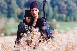 Der Plan gelingt: Jin (Takeshi Kaneshiro, r.) kann das Vertrauen von Mei (Zhang Ziyi, l.) gewinnen, und die gemeinsame Flucht vor den Truppen des Milit&auml;rs schwei&szlig;t die beiden Meisterk&auml;mpfer enger zusammen als Jin es sich eingestehen will ...