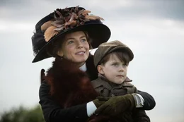 Nina Fawcett (Sienna Miller, l.); Jack Fawcett (Tom Mulheron, r.)