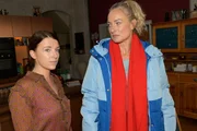Maren (Eva Mona Rodekirchen, r.) ist kalt erwischt, als Lilly (Iris Mareike Steen) &uuml;ber ihre Gef&uuml;hle spricht.