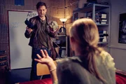 Auch Stefan (Hendrik Duryn) sind Annas (Lili Budach) Wahrsagefähigkeiten zu Ohren gekommen... Scheint, als hätte auch er Gesprächsbedarf. Auch Stefan (Hendrik Duryn) sind Annas (Lili Budach) Wahrsagefähigkeiten zu Ohren gekommen... Scheint, als hätte auch er Gesprächsbedarf.