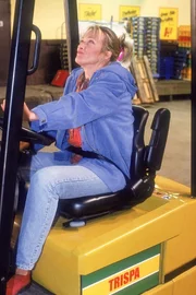 Rita (Gaby K&ouml;ster) reicht's! Kurzerhand hat sie die Streith&auml;hne Gisi und Horst mit dem Gabelstapler in luftige H&ouml;he geschraubt, damit sie sich vertragen.