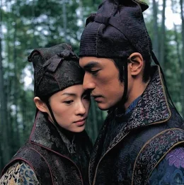 Der Plan geht auf: Mei (Zhang Ziyi, l.) f&uuml;hrt Jin (Takeshi Kaneshiro, r.) tats&auml;chlich zum Hauptquartier, und Leo ist den beiden immer auf den Fersen. Doch dann geschieht etwas Unerwartetes: Jin verliebt sich in sein Opfer!