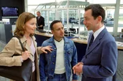 Semir (Erdogan Atalay, Mi.) ist ein wenig verwundert, dass Andrea (Carina Wiese) von dem auf einmal h&ouml;flichen Autoverk&auml;ufer (Anton Figl) problemlos einen Leihwagen bekommt...
